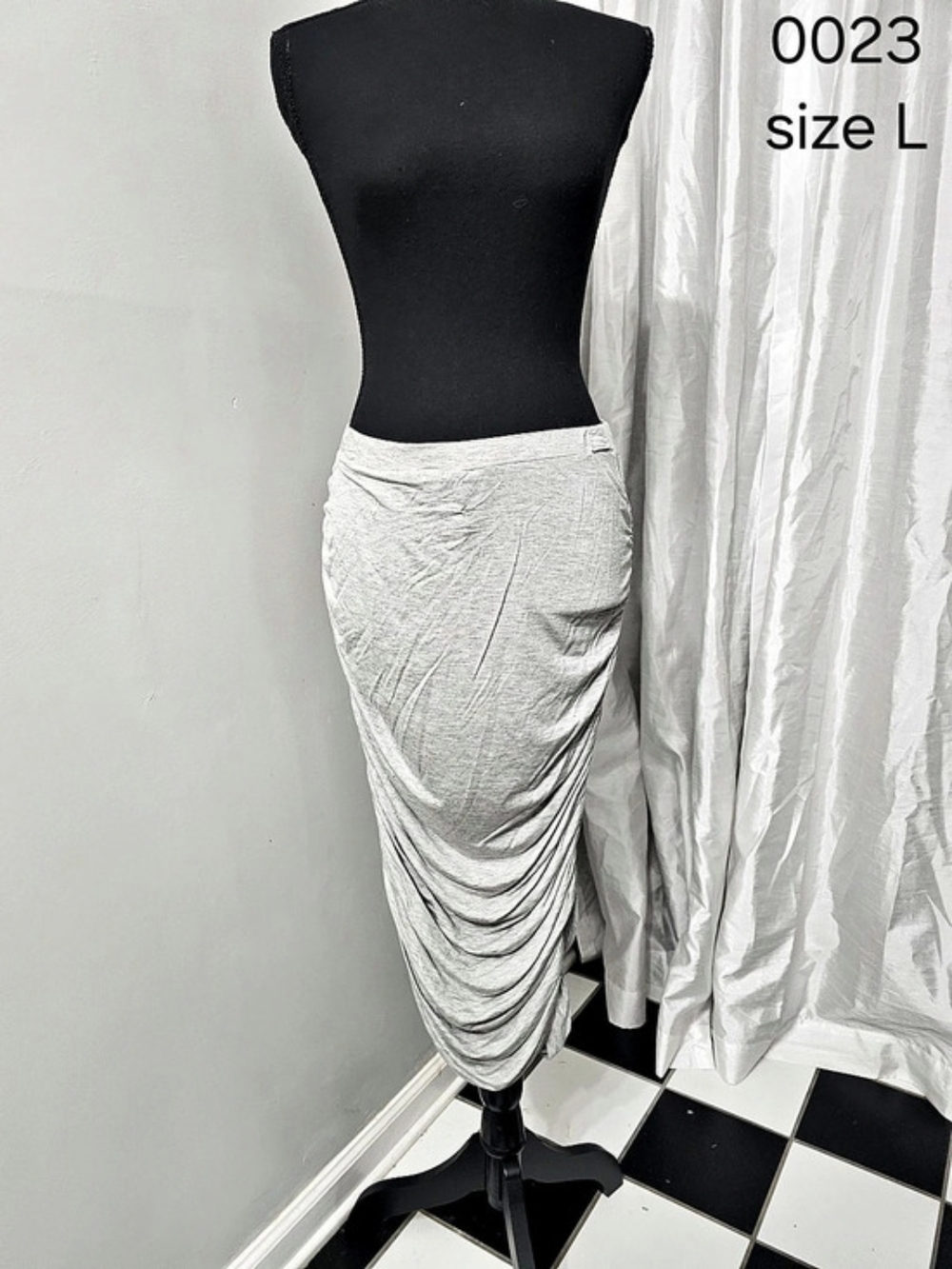 Ruched Midi Skirt in Gray Size Large Like New